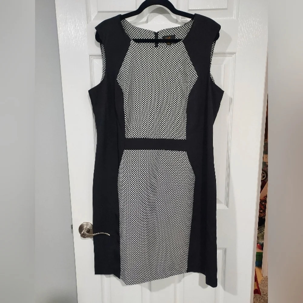 I LE New York Black and White Sleeveless Dress in Size 16